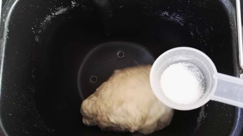 好看又好吃的——褐麦红豆沙三角包,当面团成形时,加入盐,继续和面,这是后盐法。