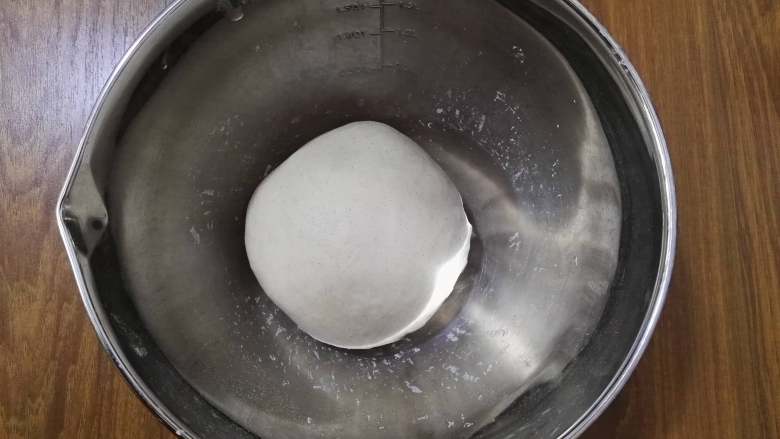 好看又好吃的——褐麦红豆沙三角包,面团变得光滑有弹性时,取出面团整理成圆形,置盆中放温暖处发酵。花形面包是不需要揉出手套膜的,当然你要是想揉出手套膜也可以的。