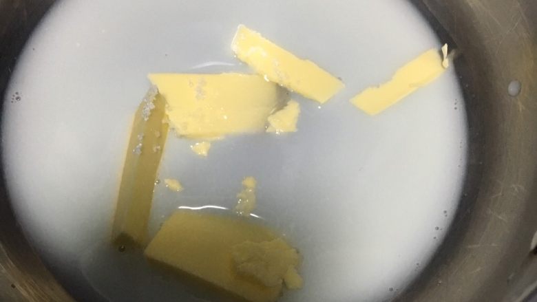 超熟牛奶吐司
～～附中种面团问题总汇,先做汤种：<a style='color:red;display:inline-block;' href='/shicai/ 219'><a style='color:red;display:inline-block;' href='/shicai/ 219'><a style='color:red;display:inline-block;' href='/shicai/ 219'>牛奶</a></a></a>里放入<a style='color:red;display:inline-block;' href='/shicai/ 887'><a style='color:red;display:inline-block;' href='/shicai/ 887'>黄油</a></a>、盐、糖