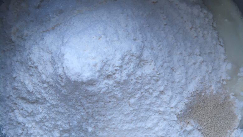 超熟牛奶吐司
～～附中种面团问题总汇,接着放入其他中种材料进行揉面