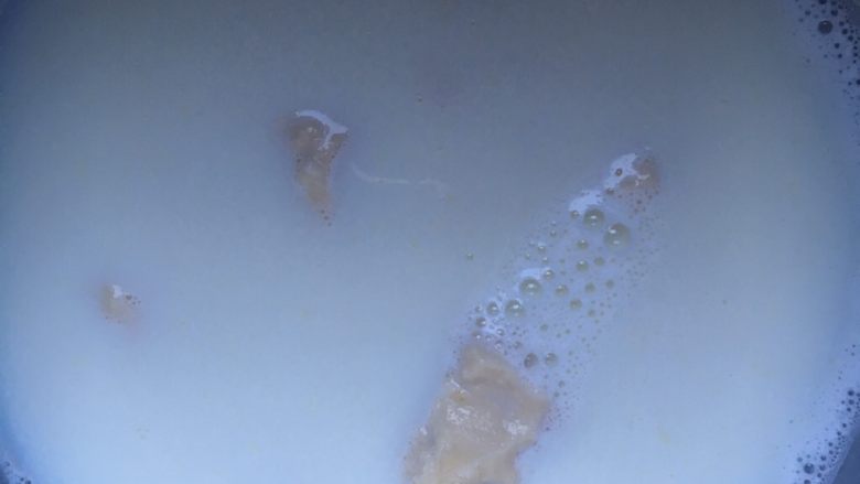 超熟牛奶吐司
～～附中种面团问题总汇,接着做中种：汤种撕小块放入温牛奶中泡软