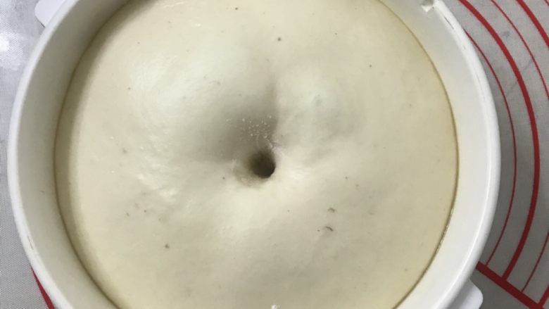 奶香葡萄干吐司
,送进发酵箱温度在28度发酵2倍大,手指粘面粉戳洞洞口不回缩不塌陷就一发完成