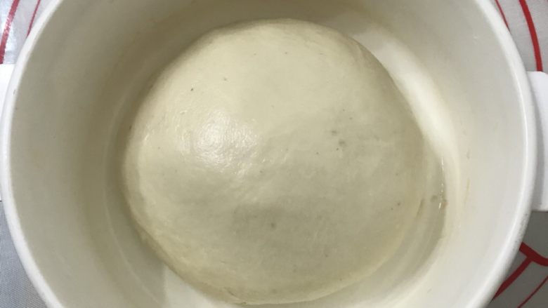 奶香葡萄干吐司
,拿岀来整理成光滑的面团,放入发酵盒
