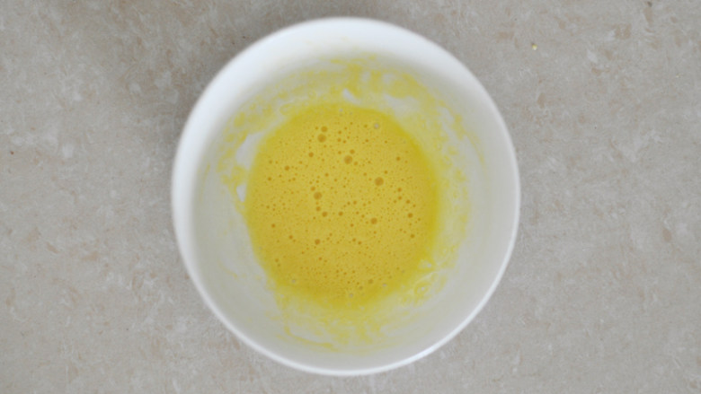 栗子戚风蛋糕,分离出<a style='color:red;display:inline-block;' href='/shicai/ 15'>蛋黄</a>,用打蛋器搅打至颜色稍微发白