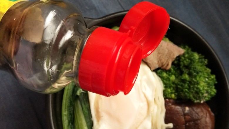 羊肉蔬菜面,面入碗,并滴入几滴<a style='color:red;display:inline-block;' href='/shicai/ 847'>香油</a>