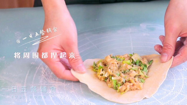 鸡肉豆腐馅饼,揪约50克面粉,正反面在薄薄的干粉上滚一圈,擀成四周薄中间厚的面片,放上多多的鸡肉豆腐馅,将周围都捏起来。这皮特有韧性,可以包很多的馅,皮怎么扯都不会破。可以像我这样捏起来,也可以像捏包子。
>>面团拿的时候粘手,在干粉上滚一圈就好了,不要将干粉揉进面团,那这么做就没意义了,我们就是要它含水量大。