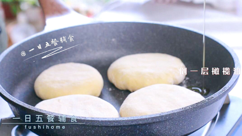 鸡肉豆腐馅饼,放入不粘平底锅中,用手压压扁。倒一点橄榄油,额,不倒也可以,我喜欢吃不放油直接烙的,柚子爸喜欢加油的香。小柚子加油不加油无所谓~