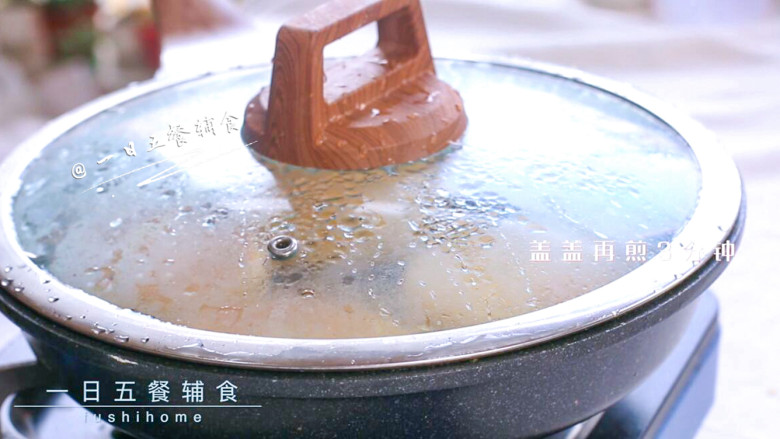 鸡肉豆腐馅饼,盖盖再煎3分钟。看看饼皮全变色了就可以了,不行再煎会。