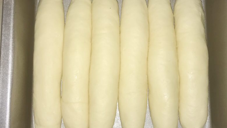 椰蓉排包,放入烤盘(24厘米烤盘)发酵两倍大。