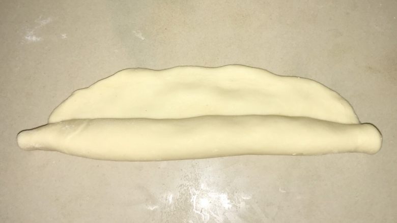 椰蓉排包,往上卷起来,卷紧一些。