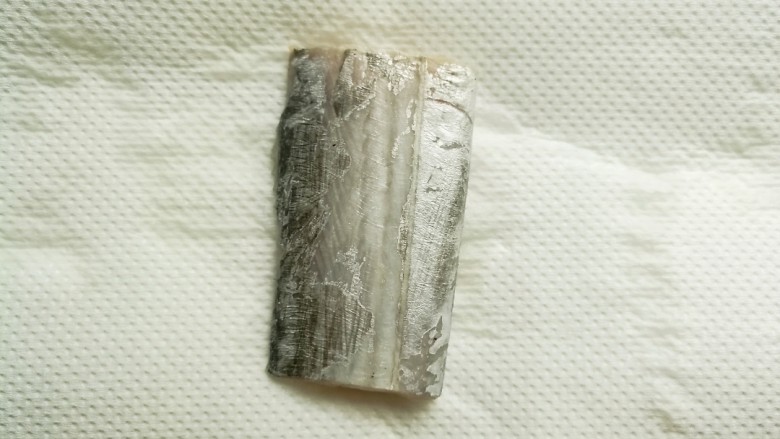 辣烧带鱼,腌制好的带鱼用厨房纸擦去水份。