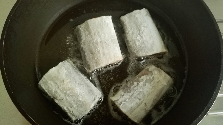 辣烧带鱼,锅中放油烧热,放入粘好干淀粉的带鱼煎制,(我锅小分两次煎带鱼)。