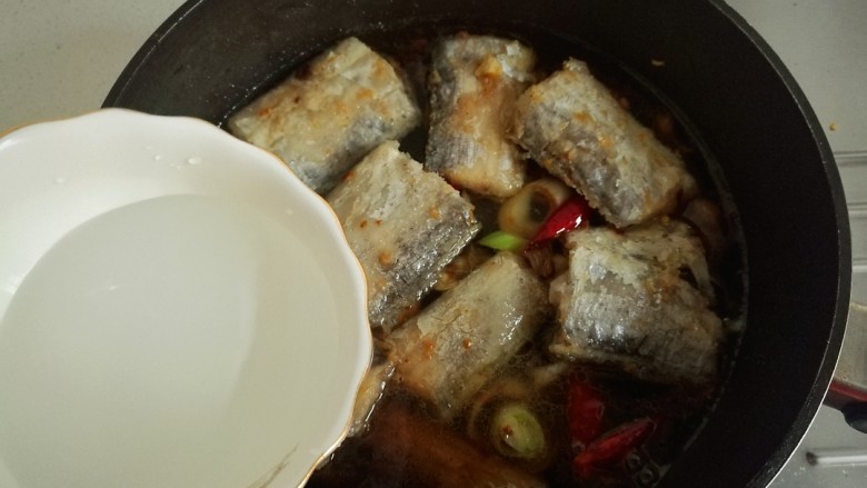 辣烧带鱼,加入适量的水,水稍稍漫过带鱼。