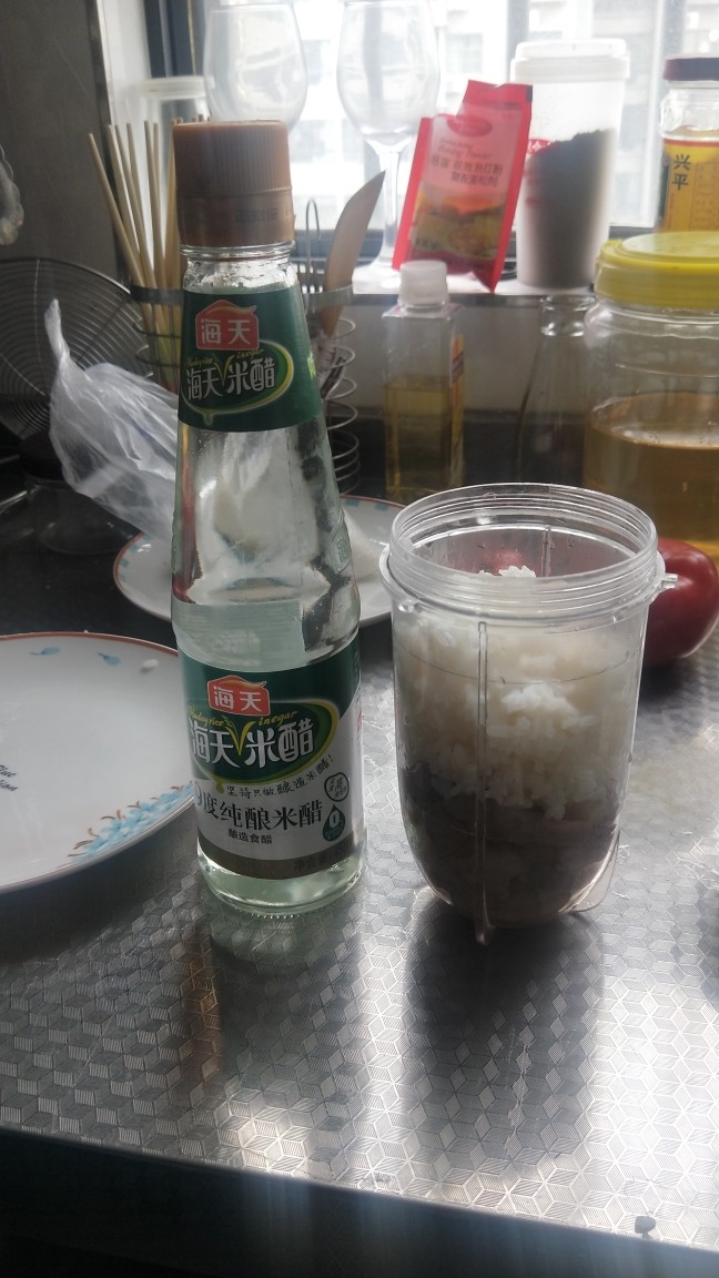 自制虾条,虾肉<a style='color:red;display:inline-block;' href='/shicai/ 507'>米饭</a>放入料理机滴入白醋或者柠檬汁三滴去腥，打成虾糊加入淀粉