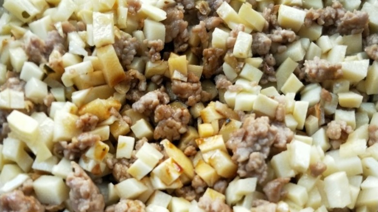 下饭菜春笋腌菜炒肉末,加一勺<a style='color:red;display:inline-block;' href='/shicai/ 692'>酱油</a>,翻炒均匀。