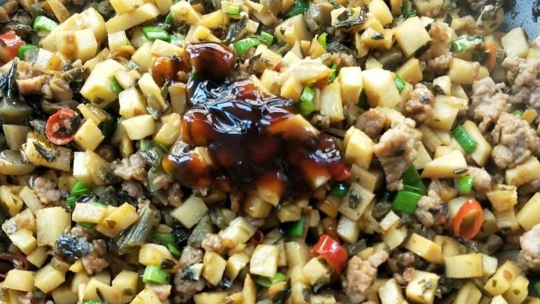 下饭菜春笋腌菜炒肉末,一勺<a style='color:red;display:inline-block;' href='/shicai/ 721'>蚝油</a>和少许盐调味。