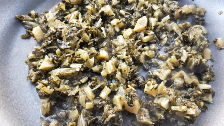 下饭菜春笋腌菜炒肉末,不粘锅不放油,先焙干腌菜。