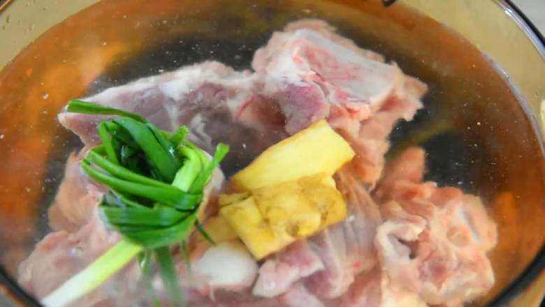 菜还没出锅,光闻着香味我就迫不及待地盛好米饭了!,排骨冷水下锅,下姜葱、料酒 大火烧开捞出,过凉水洗净。