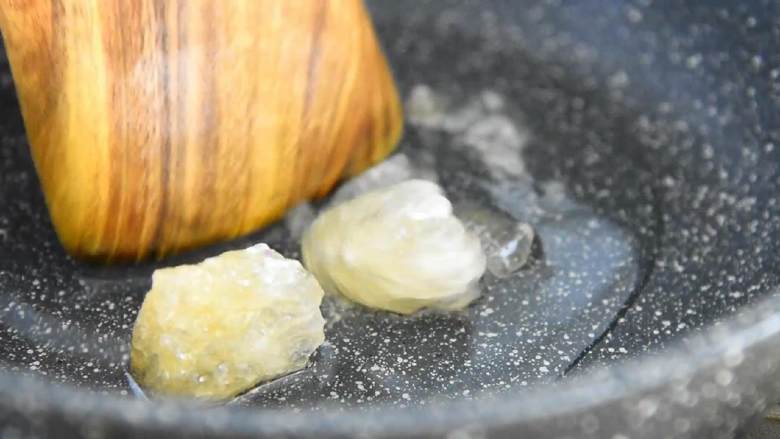 菜还没出锅,光闻着香味我就迫不及待地盛好米饭了!,锅里放入2大勺油,倒入冰糖,慢火炒出糖色。