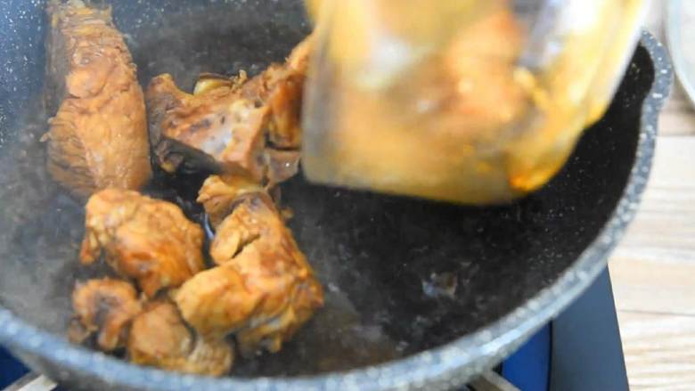 菜还没出锅,光闻着香味我就迫不及待地盛好米饭了!,倒入腌制好的排骨和碗汁翻炒至上色。