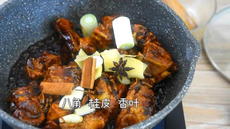 菜还没出锅,光闻着香味我就迫不及待地盛好米饭了!,倒入姜葱蒜、香叶、八角、桂皮翻炒均匀,加清水没过排骨,加盖小火焖煮30分钟。