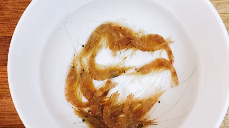 【宝宝辅食】胡萝卜鸡蛋面
,将洗好的鲜虾米，放入加子公司香菇的锅中继续煮五分钟（时间允许可以多煮会）