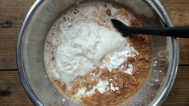 蔓越莓巧克力软欧,主面团的粉类材料放在盆中,投入白砂糖和酵母,加入制作好的波兰酵种和<a style='color:red;display:inline-block;' href='/shicai/ 219'>牛奶</a>