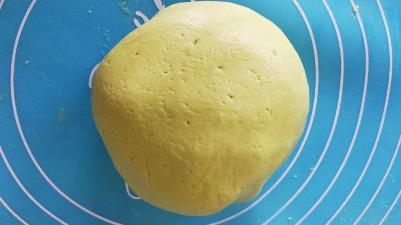 樱花青团,这是揉好的面团,盖上保鲜膜备用