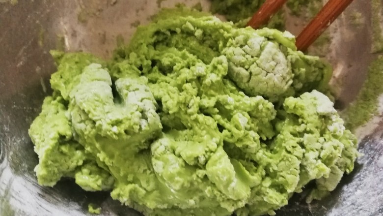 樱花青团,加入青汁,用筷子搅拌成絮状,再揉成团