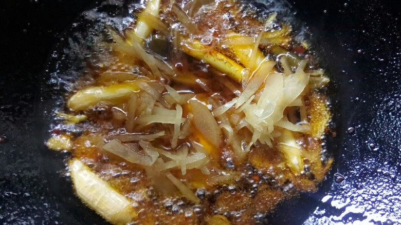 江湖菜 邮亭鲫鱼,放入<a style='color:red;display:inline-block;' href='/shicai/ 6122'>泡萝卜</a>丝炒香