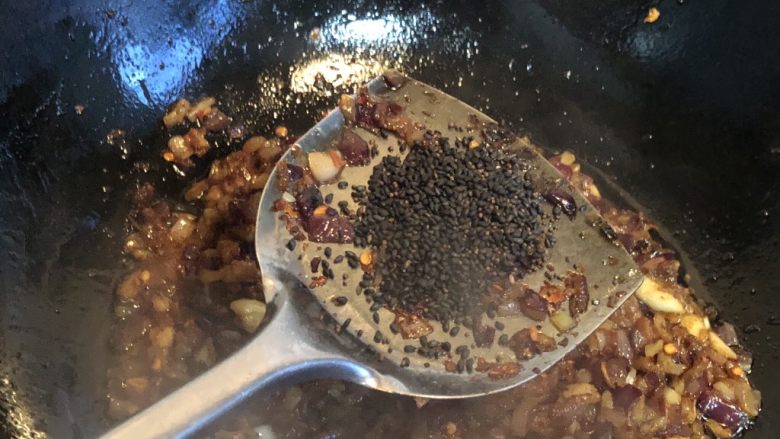 无敌自制干贝酱,炒至所有食材都熟透,加入黑芝麻。