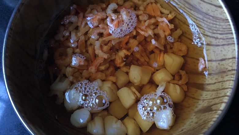 无敌自制干贝酱,倒入<a style='color:red;display:inline-block;' href='/shicai/ 718'>料酒</a>,浸没。泡半天以上。