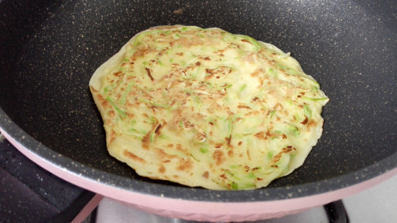 西葫芦早餐饼,一面煎好后,翻面煎另一面,两面均煎至金黄色即可,香喷喷的早餐饼就做好了