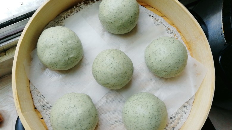 肉松青团,揉圆上蒸架,中火蒸15-20分钟
