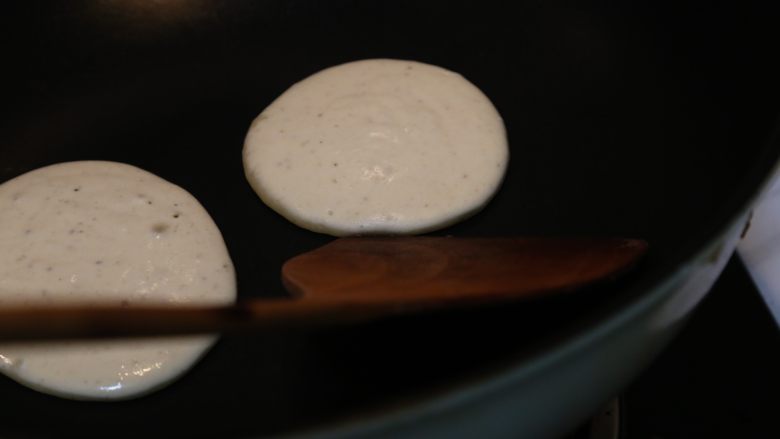 香蕉松饼,微微出现气孔后,将可以用铲子翻面啦。