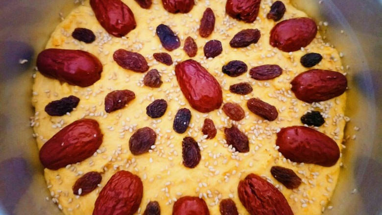 南瓜发糕,我在最上面撒了一层<a style='color:red;display:inline-block;' href='/shicai/ 666'>芝麻</a>