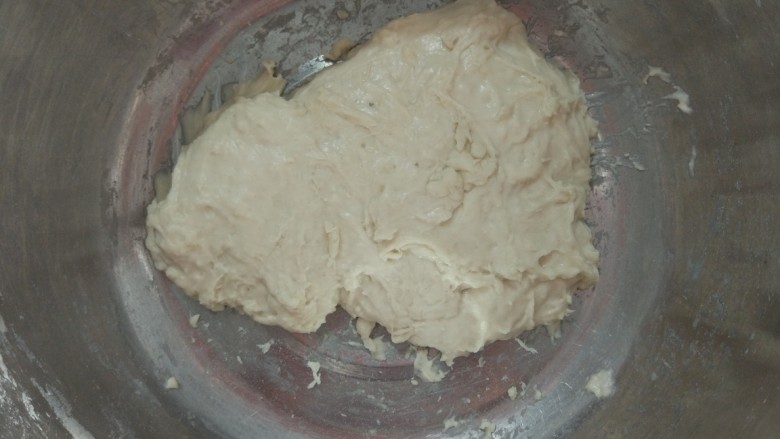 家常烙饼,面粉加40°温<a style='color:red;display:inline-block;' href='/shicai/ 156925'>水</a>,用筷子搅拌成团,不用动手。非常黏,这很正常。盖保鲜膜静置至少30分钟。