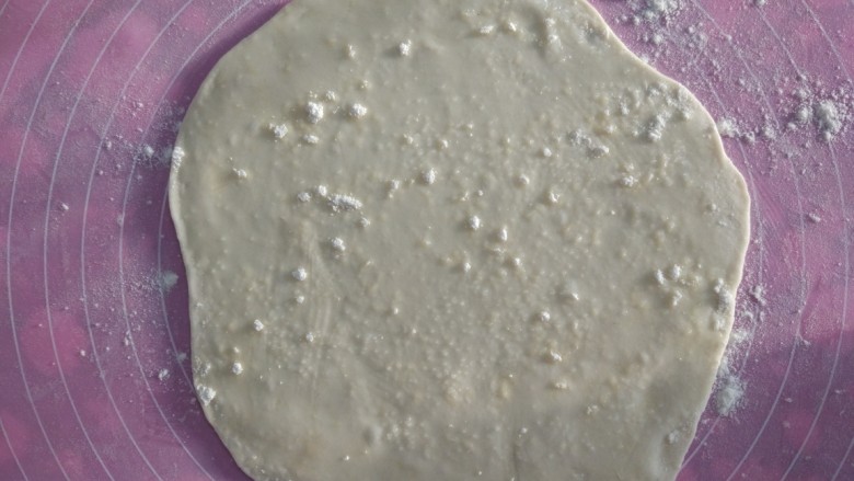 家常烙饼,表面撒面粉,以能看到面粉颗粒为准。有助于起层。