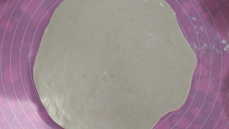 家常烙饼,刷上油,周边也要刷到,让表层看起来油亮亮为准。这样容易起层。