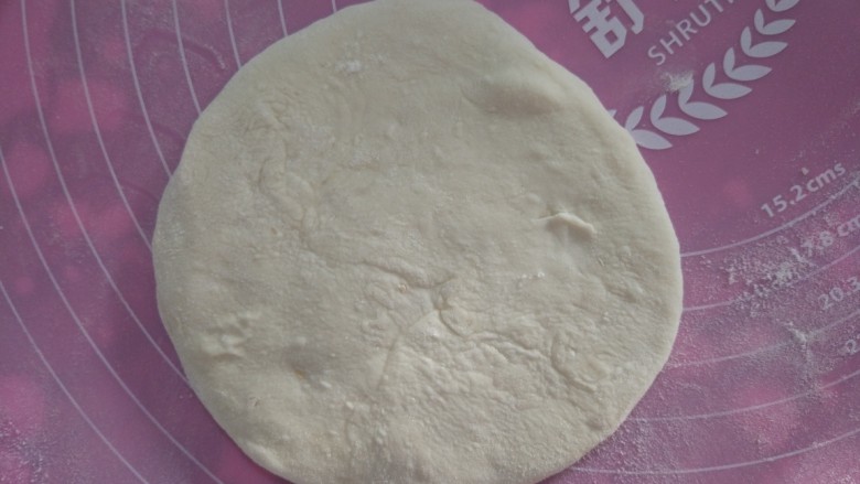 家常烙饼,擀开,擀成圆。一圈圈往外扩,不要用蛮力,两面都要擀哦,不要只擀一面。这样厚薄均匀。
