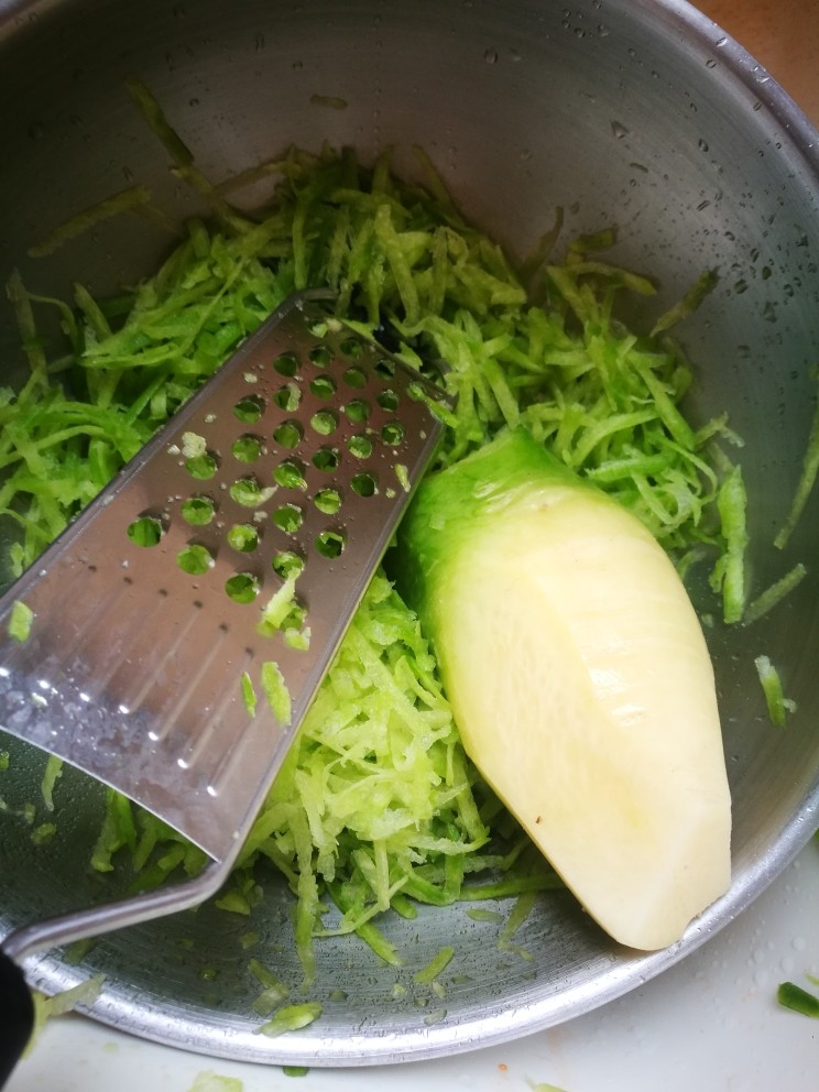 私家大陷肉包子,萝卜洗干净,刮成丝。备用