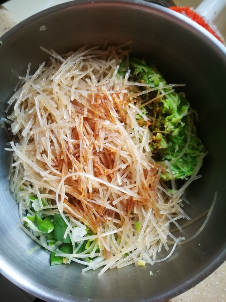 私家大陷肉包子,大约半小时,把粉条切碎。盘陷。
加<a style='color:red;display:inline-block;' href='/shicai/ 788'>生抽</a>,老抽,蚝油,盐,香油,十三香。拌均匀。