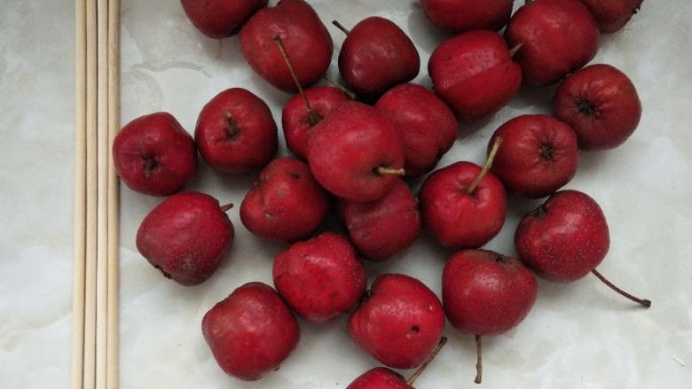 冰糖葫芦,准备好<a style='color:red;display:inline-block;' href='/shicai/ 599'>山楂</a>和竹签，<a style='color:red;display:inline-block;' href='/shicai/ 599'>山楂</a>用盐<a style='color:red;display:inline-block;' href='/shicai/ 156925'>水</a>泡泡洗洗