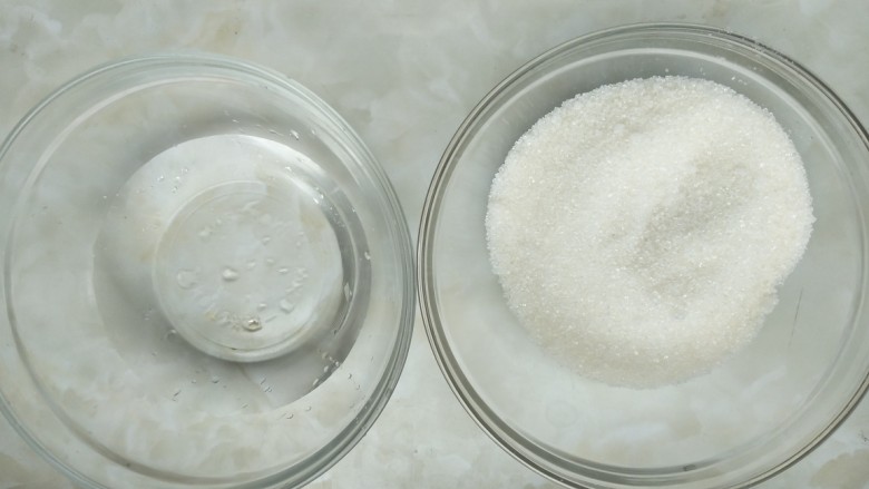 冰糖葫芦,准备砂糖、水，比例是2：1，我准备了150g砂糖，水75g