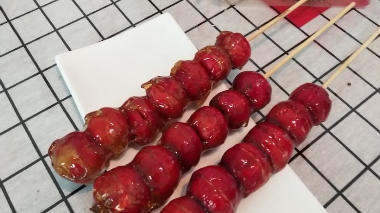 冰糖葫芦,动作要快，尽量让每个山楂都粘上糖浆