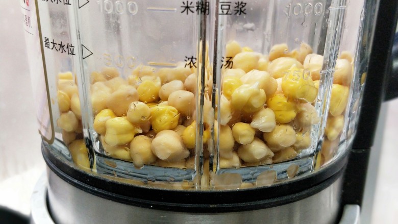营养健康的鹰嘴豆糕,倒入破壁机中。