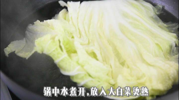 玲珑剔透翡翠白云卷,既好吃造型也美观。,将白菜叶整片剥下,放入锅中煮开,放入<a style='color:red;display:inline-block;' href='/shicai/ 113'>大白菜</a>烫熟