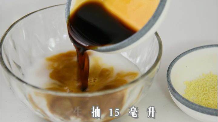 玲珑剔透翡翠白云卷,既好吃造型也美观。,碗中倒入水淀粉、生抽、<a style='color:red;display:inline-block;' href='/shicai/ 756'>鸡精</a>拌匀