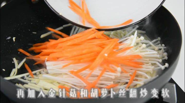 玲珑剔透翡翠白云卷,既好吃造型也美观。,翻炒均匀盛出