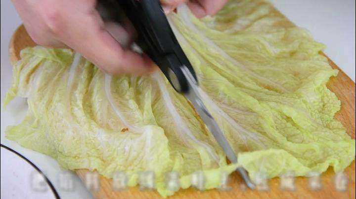 玲珑剔透翡翠白云卷,既好吃造型也美观。,去除菜梗留菜叶对半分开